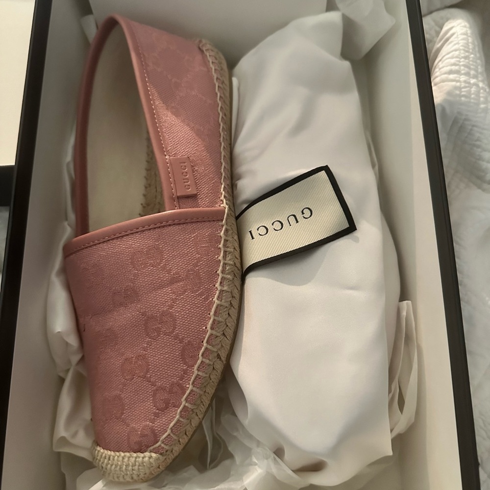Gucci (37) espadrilles flats pink canvas and black leather embossed.